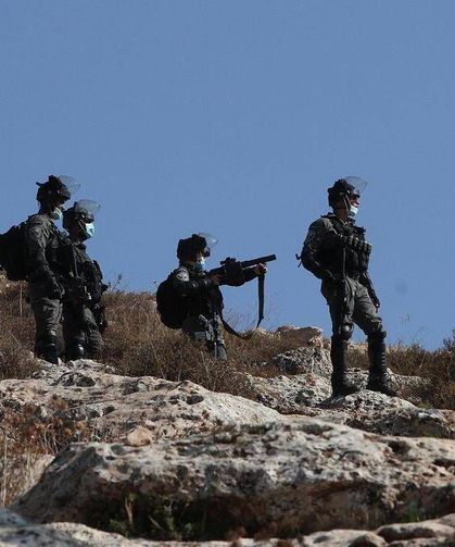 Soykırımcı İsrail 44 Filistinliyi gözaltına aldı