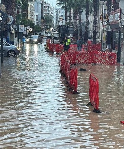 İzmir'de sağanak hayatı olumsuz etkiledi