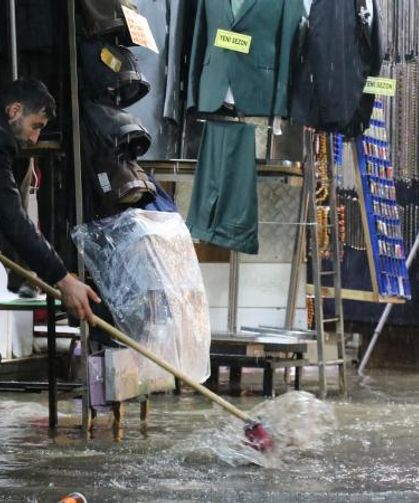 İzmir'de sağanak etkili oldu
