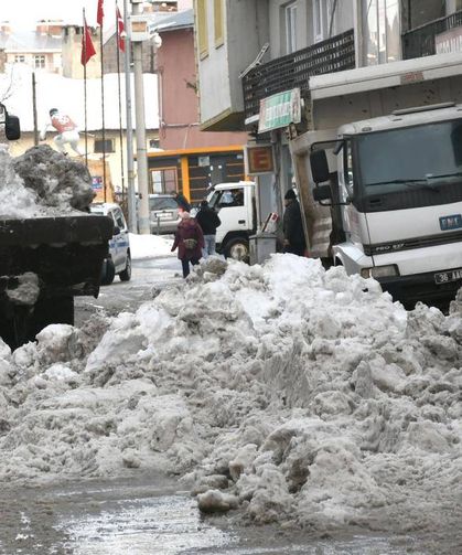 Sarıkamış'ta biriken kar şehir dışına taşınıyor
