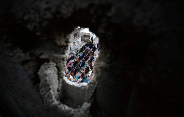 Gazze'de yıkıntılar arasında bayram