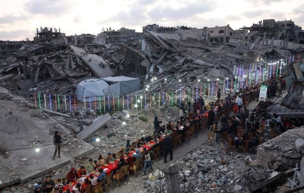 Gazze'de yıkımın yaşandığı mahallede toplu iftar