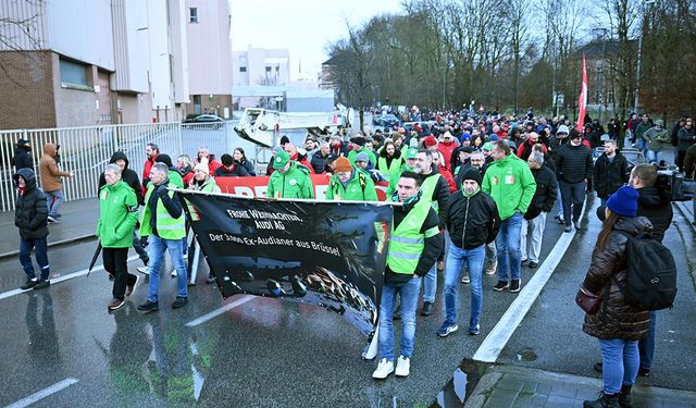 Audi Brüksel fabrikası çalışanları gösteri düzenledi