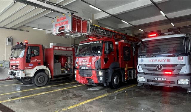 Adana'da yastık imalathanesinde çıkan yangın söndürüldü