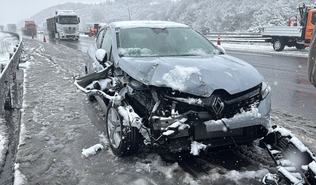 Anadolu Otoyolu'nun Bolu kesiminde 6 araç kazaya karıştı