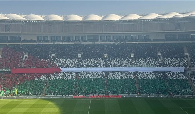 Bursaspor taraftarından şampiyonluk maçına 40 bin kartonluk koreografi