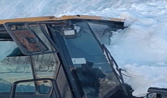 Hakkari'de iş makinesinin üzerine çığ düştü