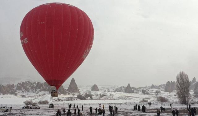 Kapadokya'da balon turuna rüzgar engeli