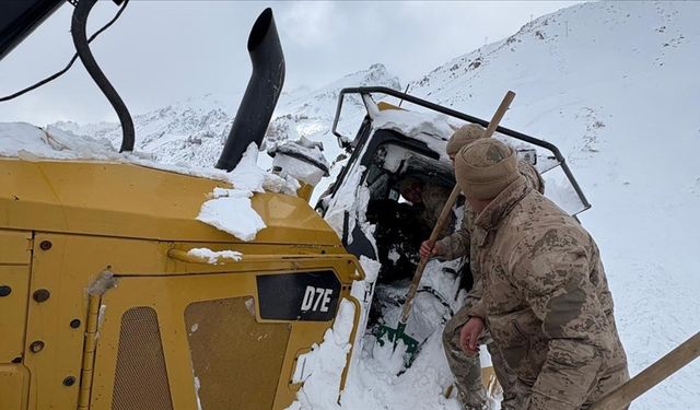 Şırnak'ta iş makinesinin üzerine çığ düştü