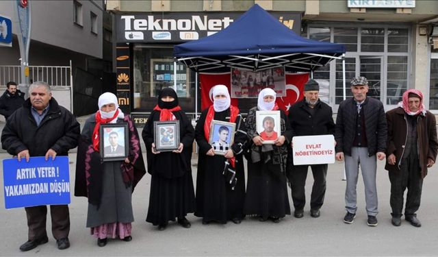 Muşlu aileler DEM Parti önünde evlat nöbetinde