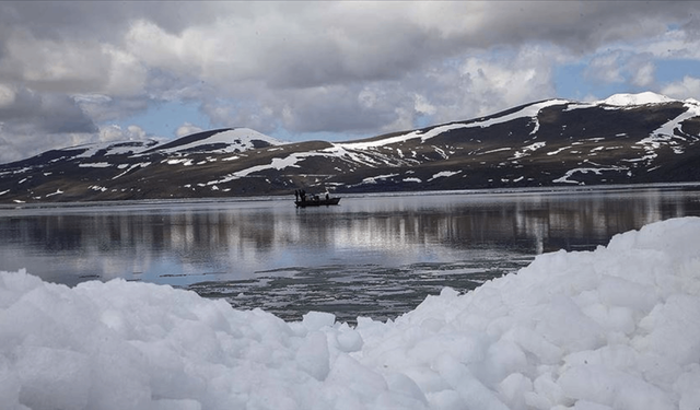 Nazik Gölü'nün yüzeyi buz tuttu