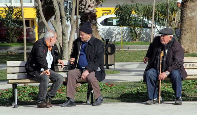 10,3 milyar liralık yaşlı ve engelli aylığı hesaplara yatırılıyor