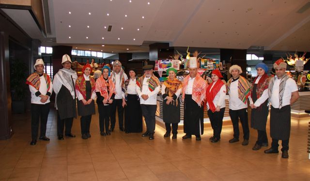 Antalya'da turistlere Yörük lezzetlerini tattırdılar