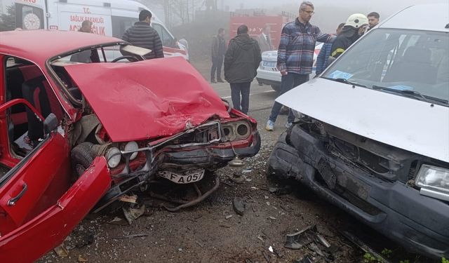 Ordu'da iki otomobil çarpıştı, 6 kişi yaralandı
