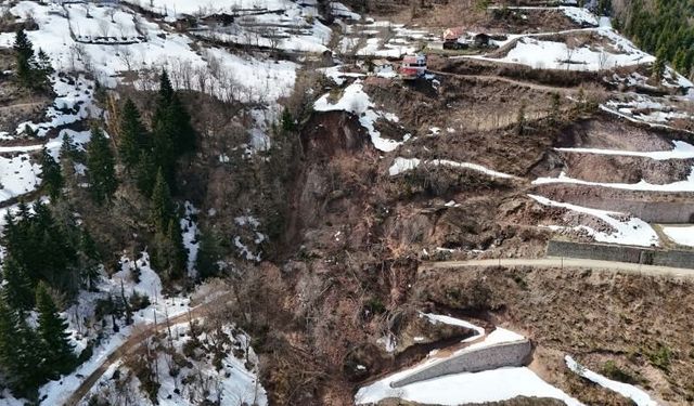Gümüşhane-Trabzon kara yolunda heyelan meydana geldi