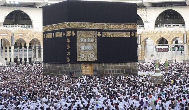 Kabe'nin örtüsü değiştirildi