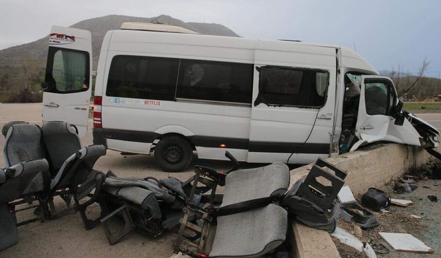 Tokat'ta işçi servisi istinat duvarına çarptı