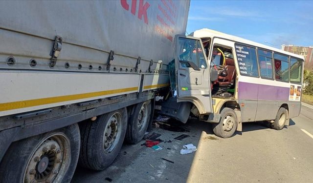 Minibüs tıra çarptı: 12 yaralı