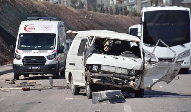 Otomobil ile hafif ticari araç çarpıştı: 1 ölü