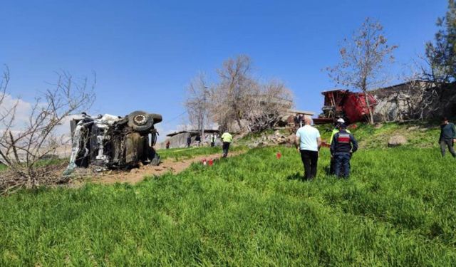 Kum yüklü kamyon tırlara çarptı: 1 ölü, 1 yaralı