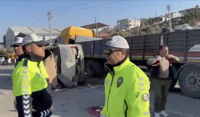 Burdur'da hafif ticari araç şarampole devrildi