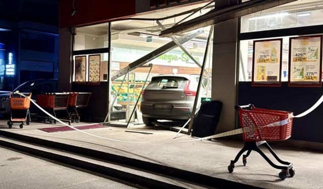Kontrolden çıkan araç markete daldı: 2 yaralı