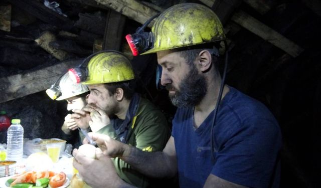 Maden işçileri yerin metrelerce altında ilk sahurlarını yaptı