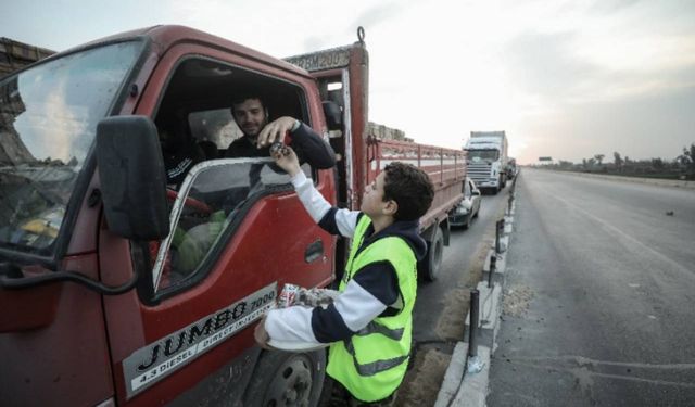 Mısır'da yolda kalanlara 'iftar verme yarışı' adeta gelenek oldu