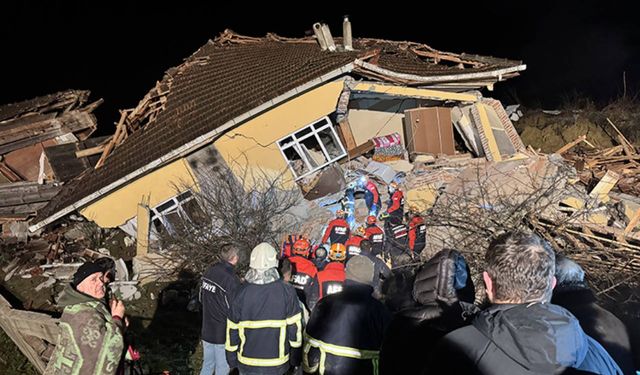 Sinop'ta 3 evin yıkıldığı heyelanda 4 kişi yaralı kurtarıldı