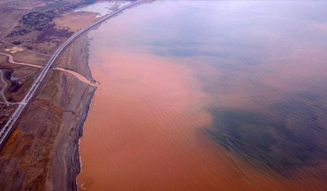 Yükselen dere debisi, Van Gölü'nü renklendirdi