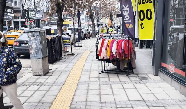 Van’da Kaldırım İşgali Vatandaşları Canından Bezdirdi