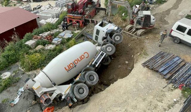 Beton mikseri çukura düştü