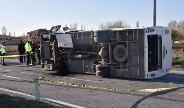 Servis midibüsü ile otomobil çarpıştı: 12 yaralı