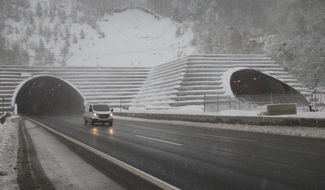 Bolu Dağı'nda kar yağışı etkili oluyor