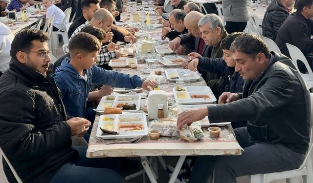 Denizli'de mahalleli imece usulü bayram yemeği geleneğini sürdürüyor