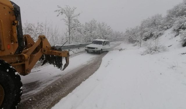 Elazığ'da karda mahsur kalan araç kurtarıldı