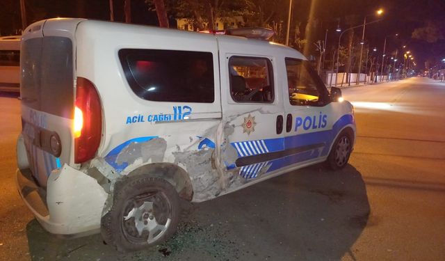 Manisa'da "dur" ihtarına uymayan sürücü, polis aracına çarpınca yakalandı
