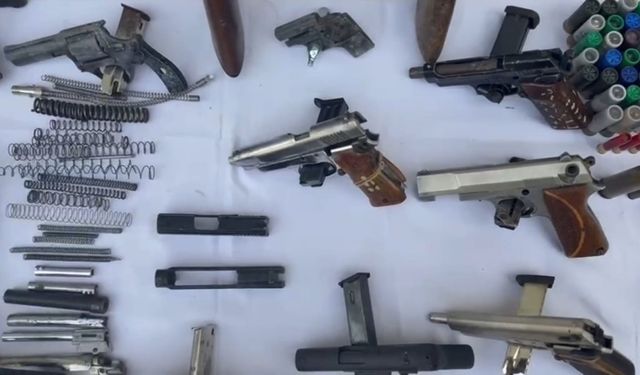 Tekirdağ'da bir evde 19 ruhsatsız tabanca ele geçirildi