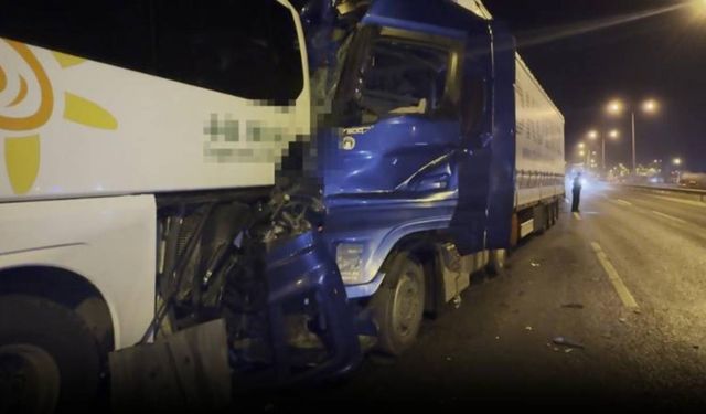 Bilecik'te tır tur otobüsüne çarptı: 13 yaralı