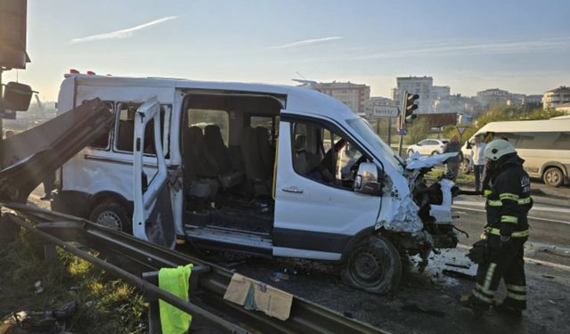 İki işçi servisi kafa kafaya çarpıştı: 18 yaralı