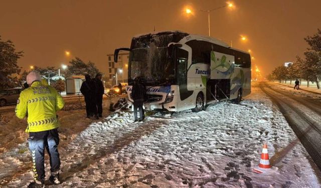 Yolcu otobüsü aydınlatma direğine çarptı: 2 yaralı