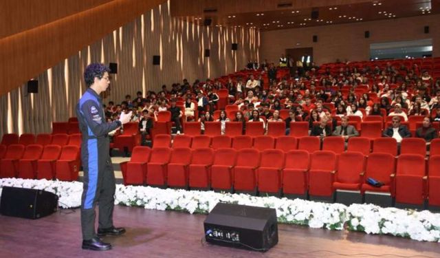 Astronot Atasever Batman'da öğrencilerle bir araya geldi