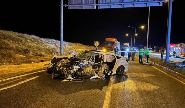 Van'da otomobil direğe çarptı: Ölü ve yaralılar var