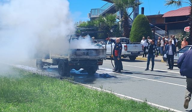 Artvin'de seyir halindeyken alev alan kamyonet yandı