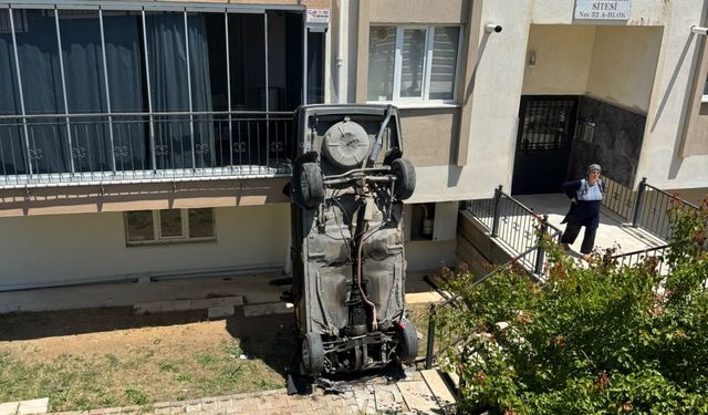 Denizli'de kontrolden çıkan otomobil apartmanın bahçesine düştü