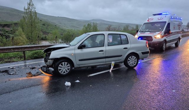 Erzincan'da iki otomobil çarpıştı, 4 kişi yaralandı