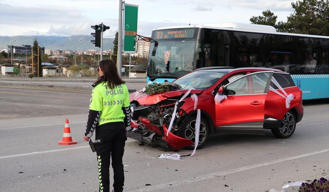 Erzurum'da gelin arabasının karıştığı kazada 3 kişi yaralandı