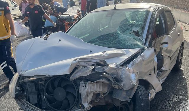 Mardin'de otomobil ile traktörün çarpıştığı kazada 3 kişi yaralandı