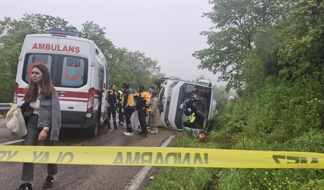 Sinop'ta öğrencileri taşıyan otobüs ile otomobilin çarpışması sonucu 18 kişi yaralandı
