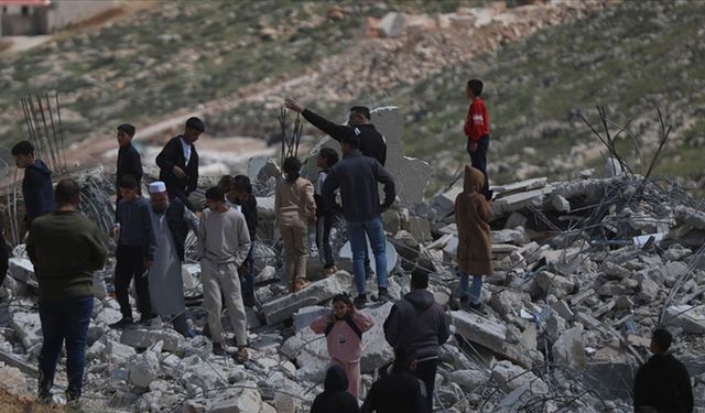 Siyonist vahşet! Filistinliyi arabanın arkasına bağlayıp sürükledi